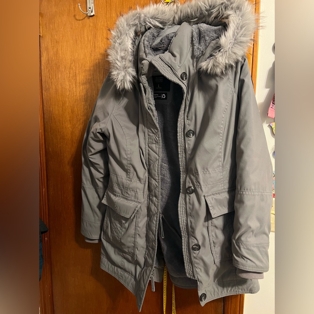 Hollister gray coat ,size L . Like new ,excell condition .